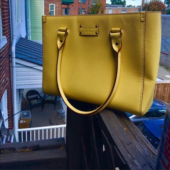 🎉HP SIMPLY CHIC 🎉Bright beautiful Kate spade bag - Picture 3 of 8